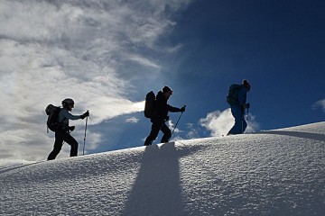 Gruppo di scialpinisti in salita
