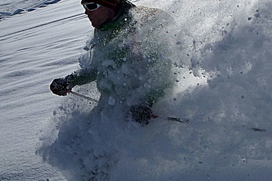 Neve polverosa fantastica durante una giornata di freeride in Stubai
