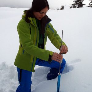 L'utilizzo della sonda Battage spiegato durante il corso neve e valanghe