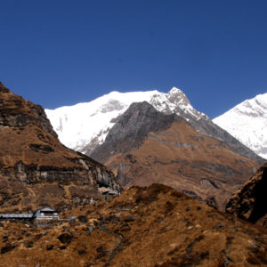 Nepal, trekking del Santuario dell'Annapurna. Avvicinandoci alle montagne si incontrano solo i Lodge
