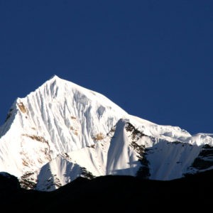 Nepal, trekking del Santuario dell'Annapurna. La parete est del Singu Chuli, chiamato anche Fluted Peak per le caratteristiche rigole
