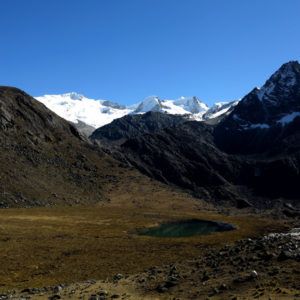 Bolivia. Vista verso le cime della Cordillera Real durante il trekking dell'Illampu