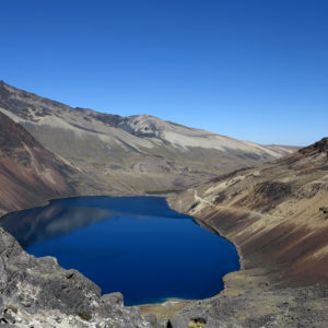 Colori fantastici durante il trekking dell'Illampu. Vista dall'Abra Calzada verso la Laguna Carizal