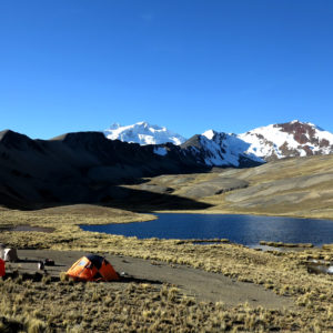 Uno dei più bei posti per allestire il campo durante il trekking dell'Illampu in Bolivia. vista verso il Nevado Ancohuma