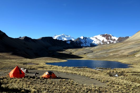 Uno dei più bei posti per allestire il campo durante il trekking dell'Illampu in Bolivia. vista verso il Nevado Ancohuma