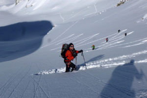 La regolarità e l'ordine durante una salita di sci alpinismo in neve fresca e profonda