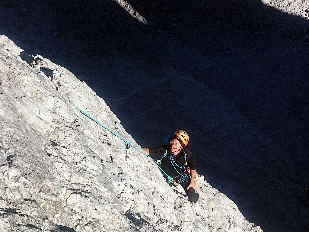Salendo lo Spigolo Dibona sulla Cima Grande di Lavaredo in Dolomiti