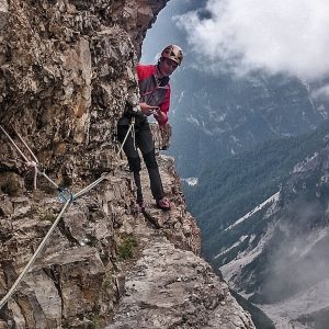 Al termine del famoso traverso molto esposto sul Campanile di Val Montanaia nelle Dolomiti Friulane