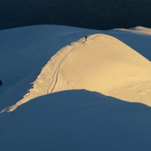 Ombre e luci al mattino salendo lungo la cresta de Les Bosses verso la cima del Monte Bianco