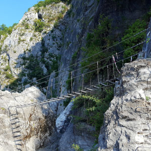 Il ponte verso il Pulpito Panoramico sulla ferrata La Farina del Diavolo a Villa Santina nelle Alpi Carniche