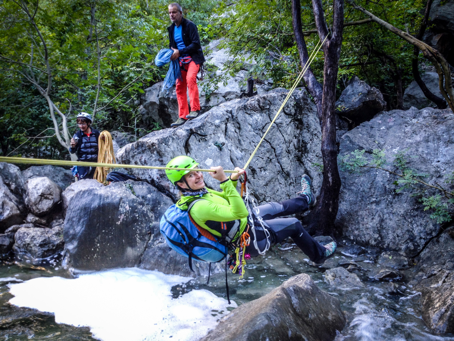 Traversando un rio nella valle di Paklenica in Croazia