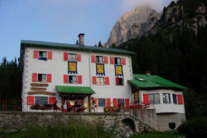 Il bellissimo Rifugio De Gasperi nel cuore delle Dolomiti Pesarine