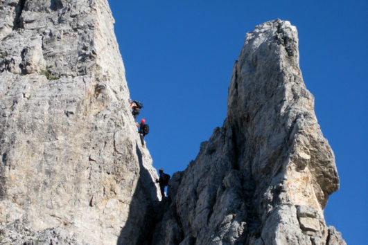 Tratto verticale e esposto della Ferrata dei 50 nelle Dolomiti Pesarine