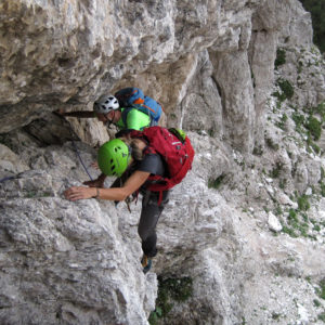 Tratto di arrampicata sopra il Bivacco Muschi lungo la Via di Dogna in Montasio