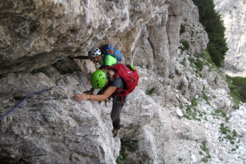 Tratto di arrampicata sopra il Bivacco Muschi lungo la Via di Dogna in Montasio