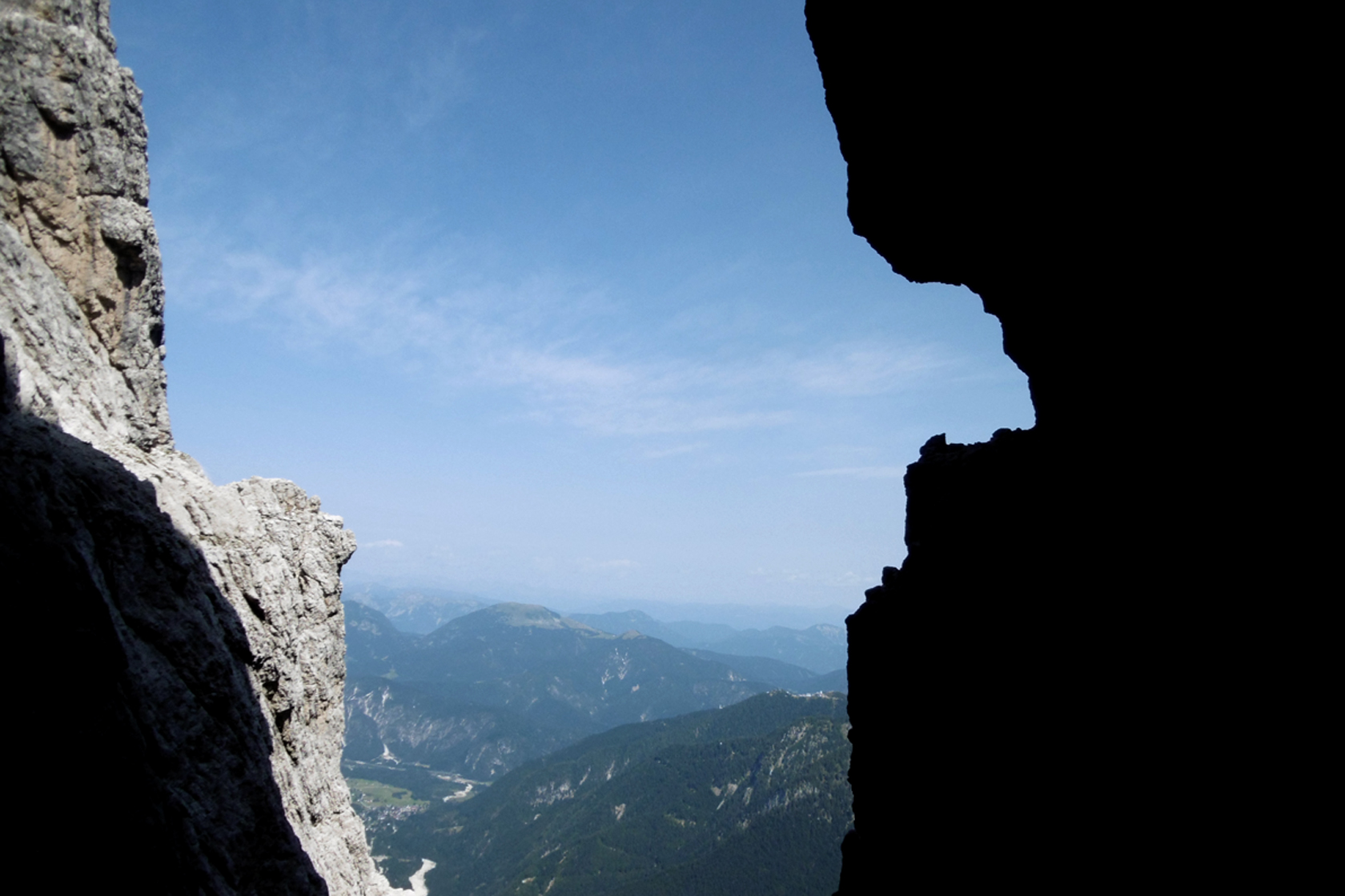 Scorcio in controluce lungo la Cengia degli Dei sullo Jof Fuart
