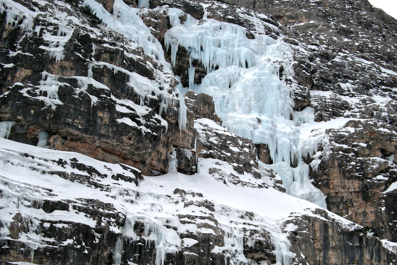 Le pareti della Val Travenanzes dov'è la Cascata Sogno Canadese
