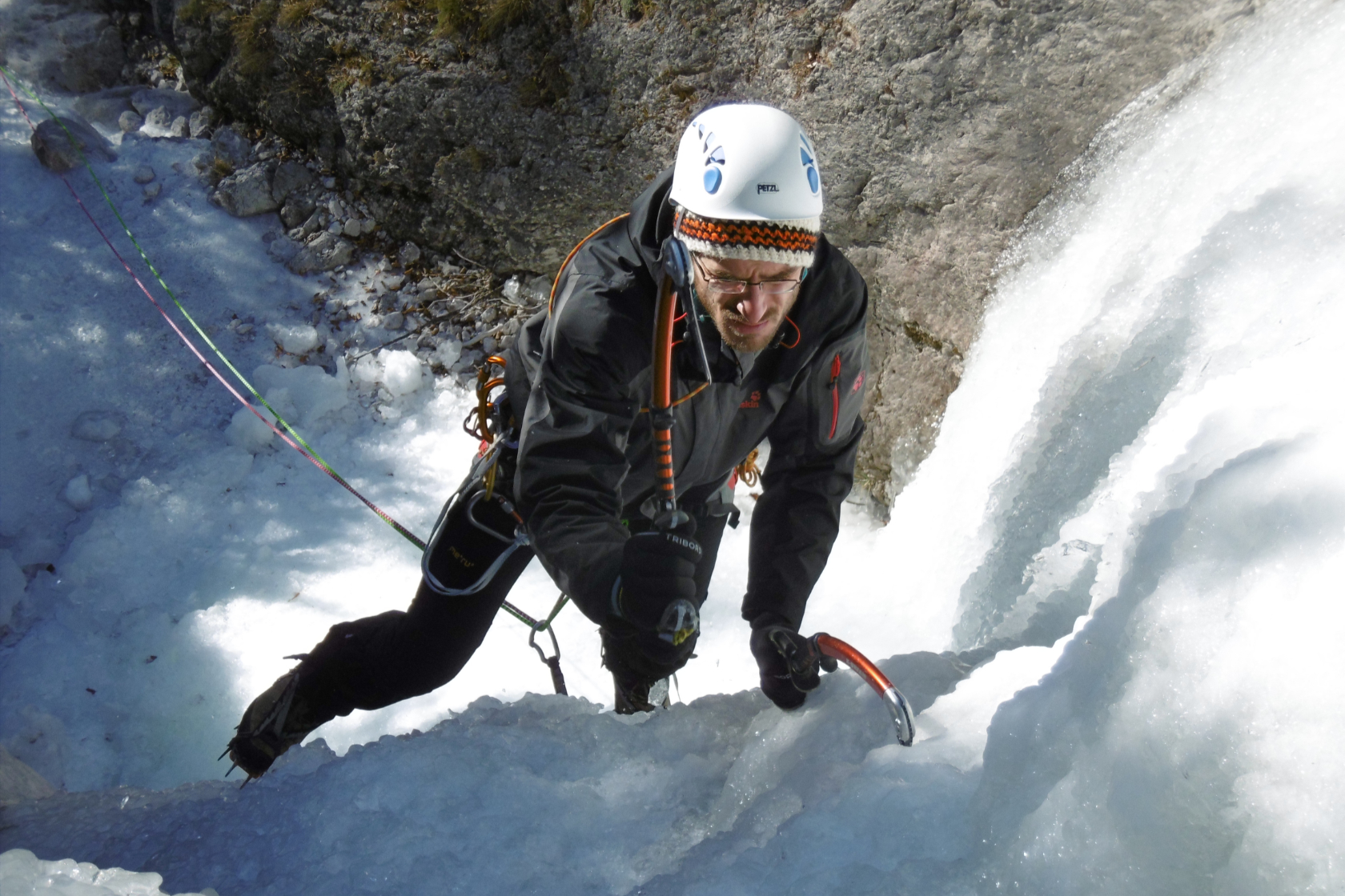 Dentro il colatoio della cascata di ghiaccio