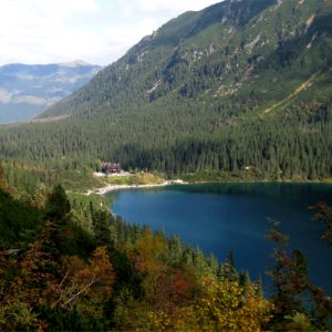 Il bellissimo lago Morskie Oko nei Monti Tatra