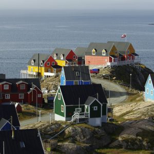 La bandiera groenlandese sventola sulle case di SIsimiut