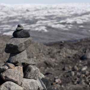 Un ometto di pietra vigila di fronte all'infinito ghiacciaio