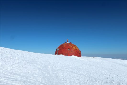 Il Bivacco Pelino sulla cima del Monte Amaro in Maiella