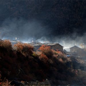I fumi dell'incenso nei paesini all'alba della Tsum Valley