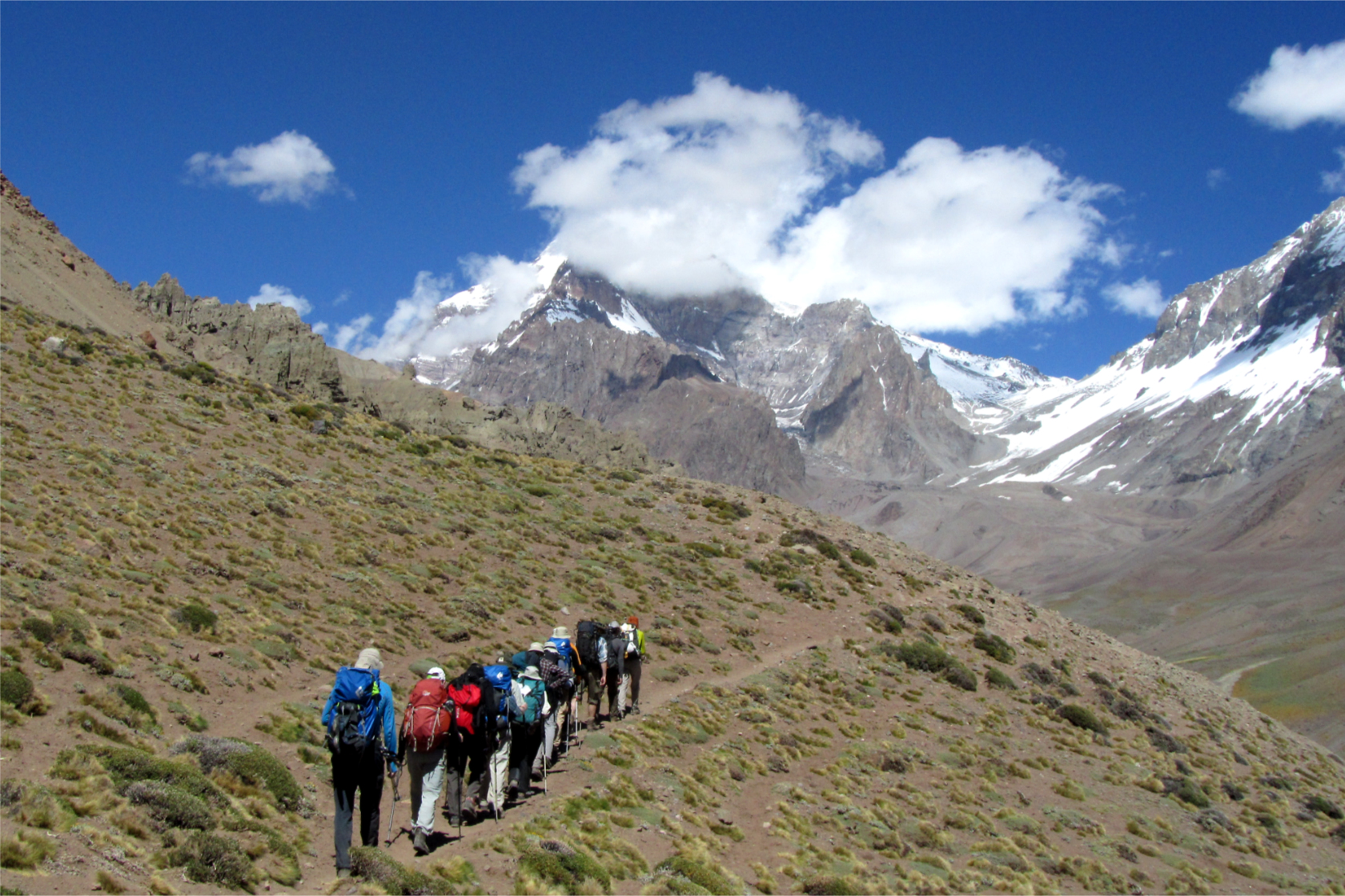 Panorami verso l'Aconcagua subito dopo Puente del Inca
