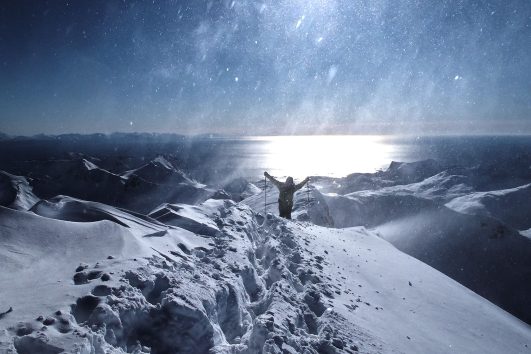 Neve, vento e polvere sulla breve cresta finale del Rundfjellet