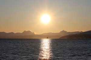 Il tramonto colora d'oro il panorama norvegese