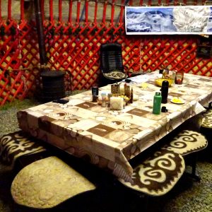 La sala da pranzo all'interno della yurta