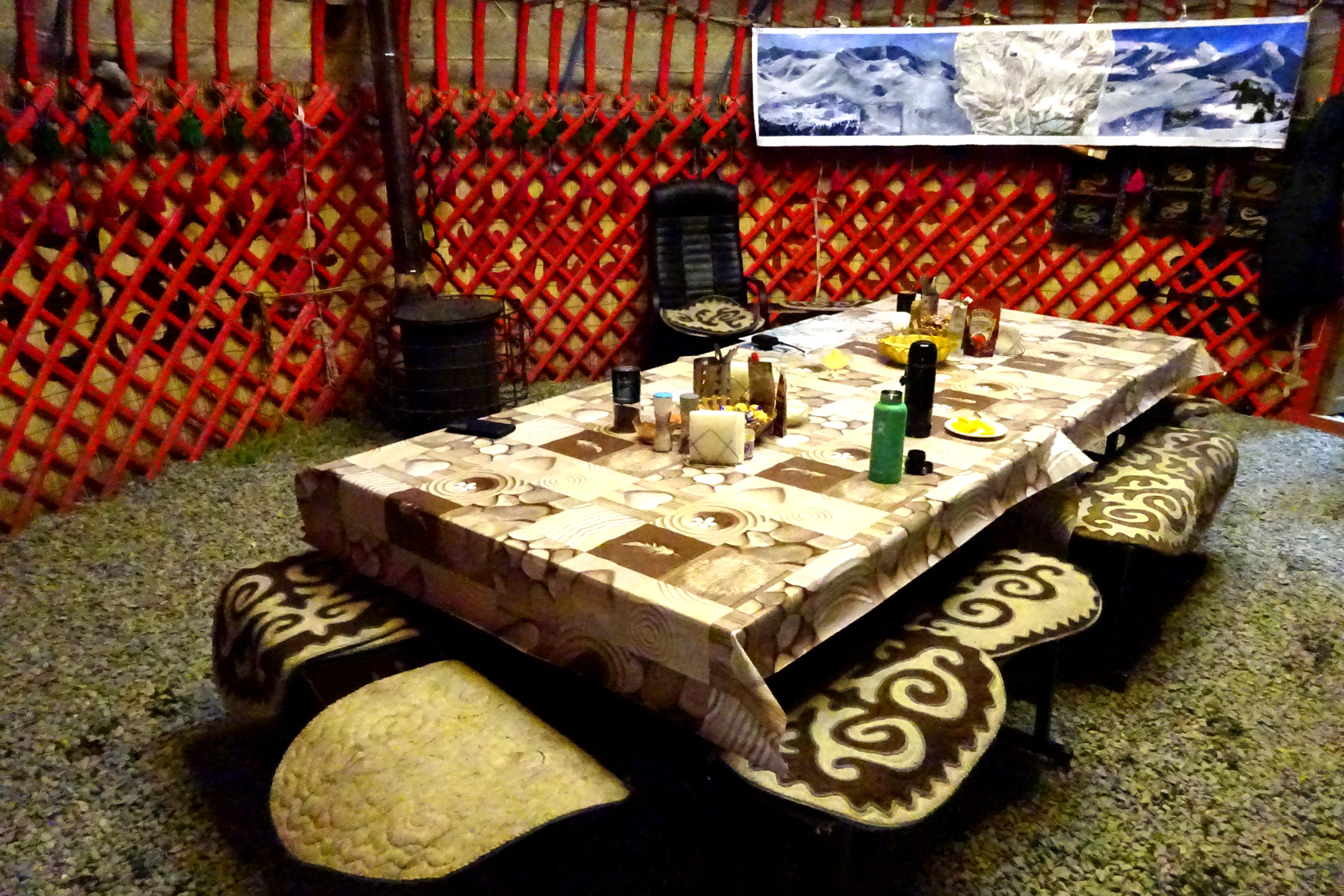 La sala da pranzo all'interno della yurta