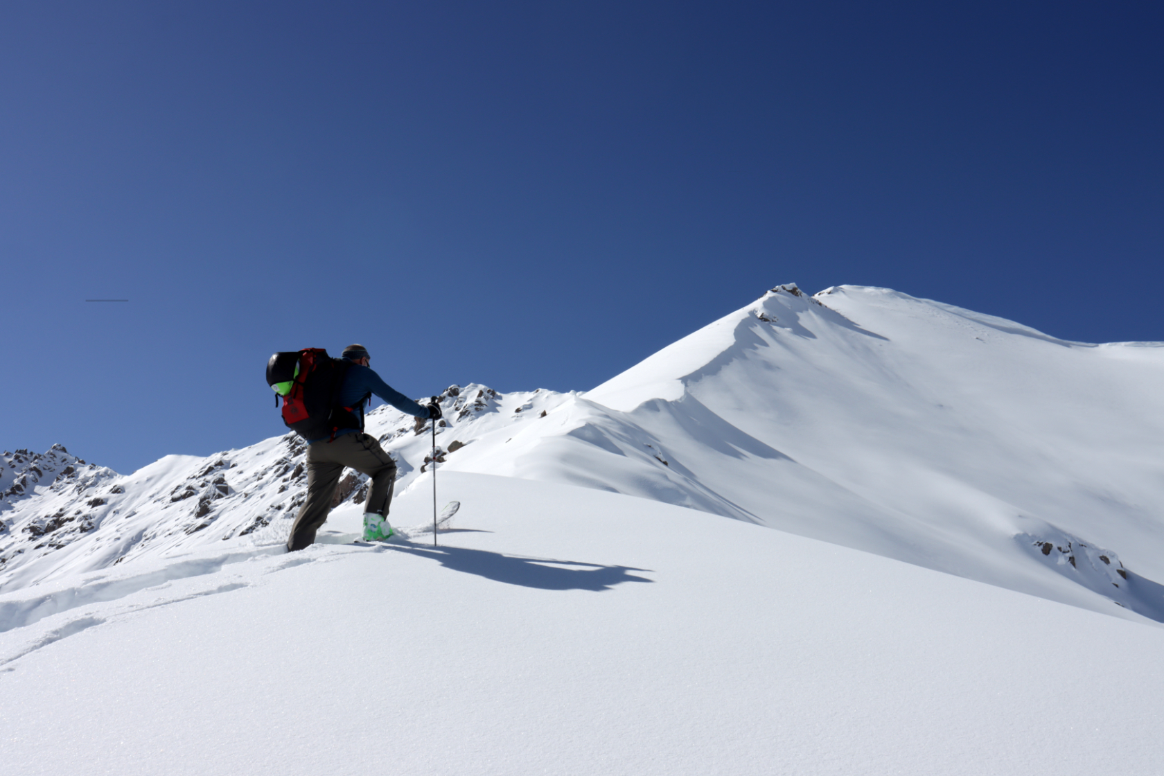 Lungo la cresta della cima in Kirghizistan