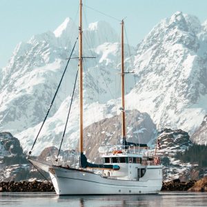 Elegante e fascinosa la Stella Oceana si integra perfettamente con l'ambiente invernale delle Isole Lofoten