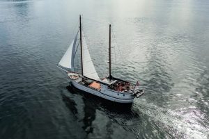 Stella Oceana veleggia nelle acque calme del fiordo