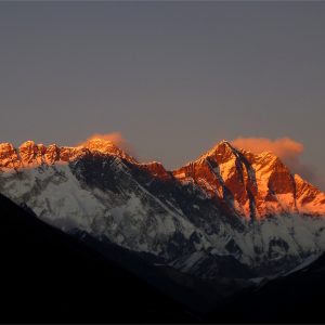 Lhotse ed Everest alle ultime luci del sole