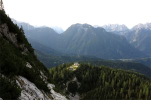 Vista del Rifugio Carestiato lungo la Ferrata Costantini