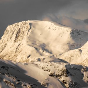 Il tramonto colora di oro le cime norvegesi - Norvegia, Kvanangen