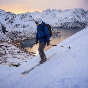 Luci tenui in partenza dalla vetta del Pilan - Lofoten, Norvegia