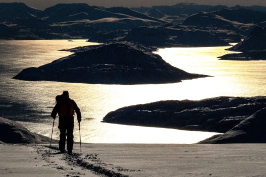 Riflessi di luce nei fiordi, mentre raggiungiamo la vetta - Norvegia, Finnmark