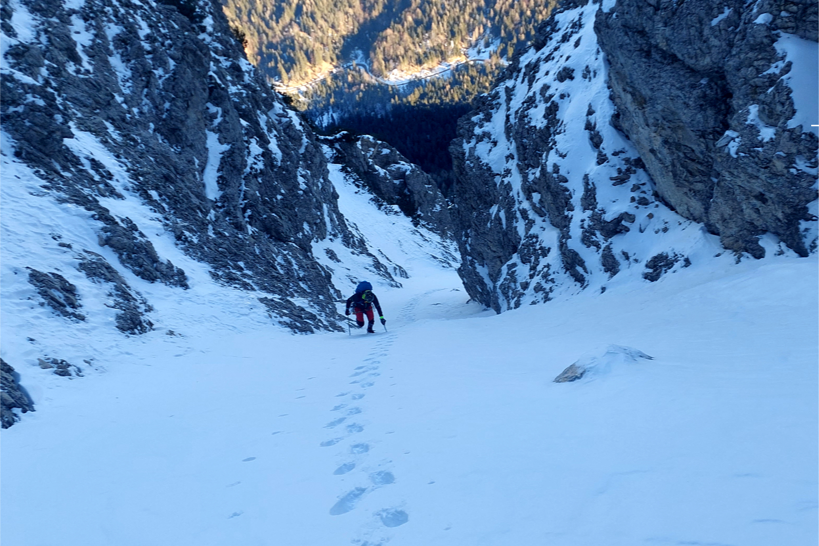 Lungo il canalone del Miaron nelle Alpi Carniche