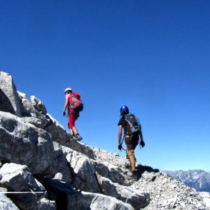 Lungo la cengia che attraversa la parete Nord del Coglians