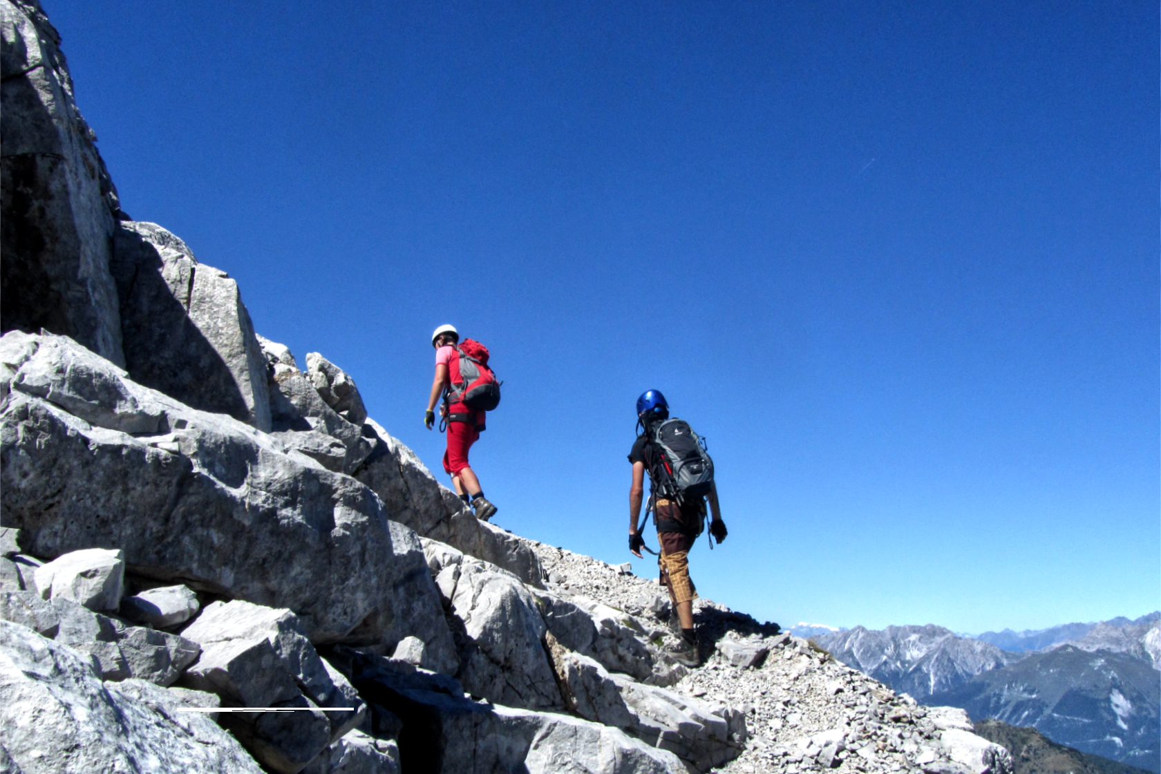 Lungo la cengia che attraversa la parete Nord del Coglians