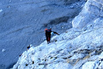 Lungo il primo tratto della ferrata sulla Nord del Coglians
