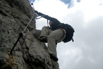 Tratto verticale sulla ferrata Punta Anna