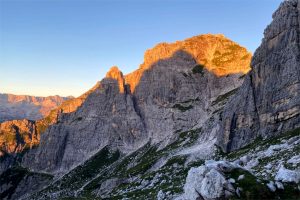 La parete del Campanile di Villaco al tramonto