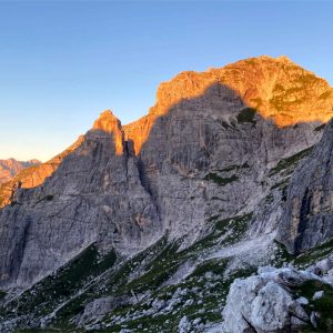 La parete del Campanile di Villaco al tramonto