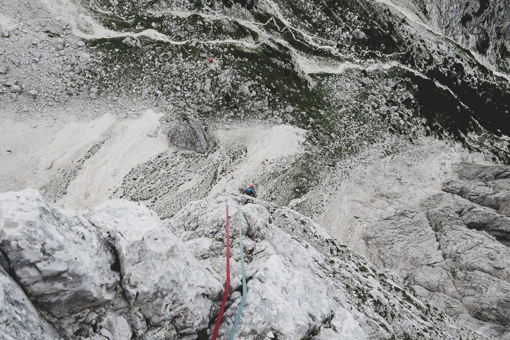 Longo la via dello Spigolo Nord: le ultime aeree lunghezza. Sullo sfondo, in rosso. si riconosce il Bivacco CAI Gorizie