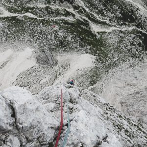 Longo la via dello Spigolo Nord: le ultime aeree lunghezza. Sullo sfondo, in rosso. si riconosce il Bivacco CAI Gorizie