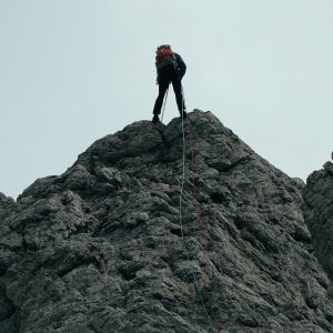 Longo la via dello Spigolo Nord: calata in corda doppia per la discesa